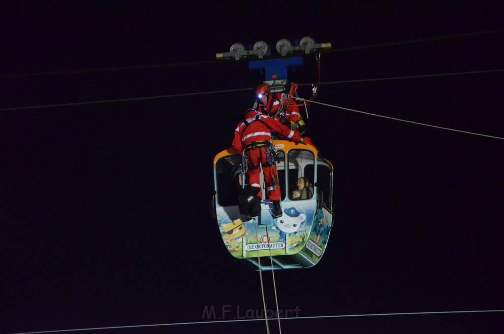 Einsatz BF Hoehenretter Koelner Seilbahn Hoehe Zoobruecke P2401.JPG